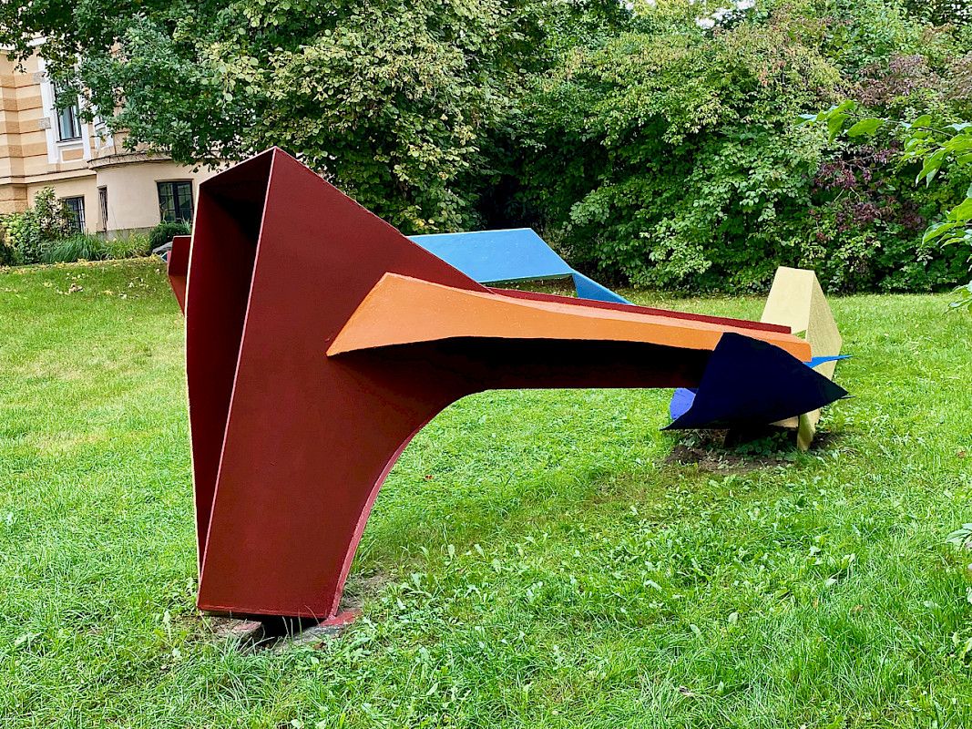 Leah Jacobsen, Naturbrücke, 1992, Stahl lackiert, 145 x 620 x 180 cm