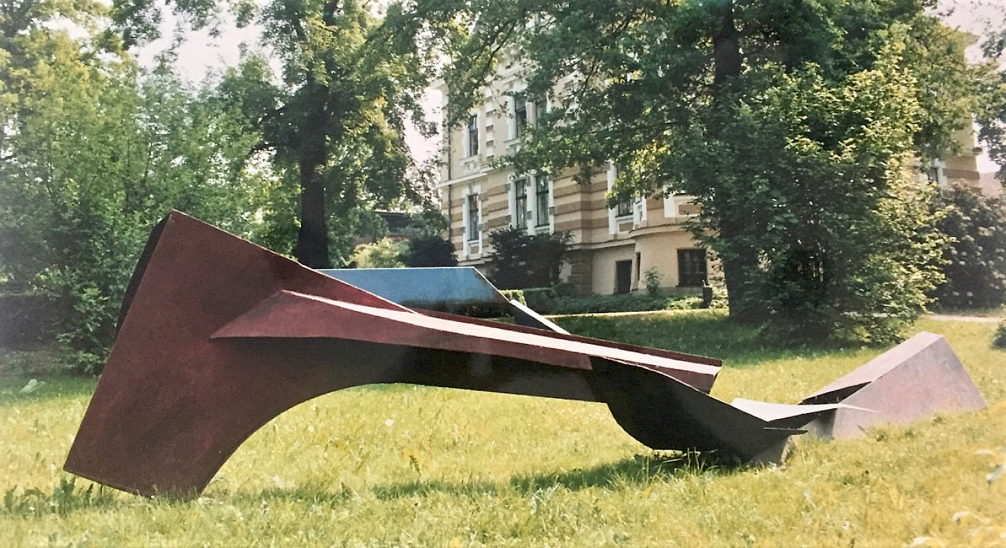 Leah Jacobsen, Naturbrücke, 1992, Stahl lackiert, 145 x 620 x 180 cm