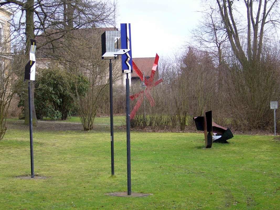 Hubert Baumann, Himmelszeichen I, II, III, 1990, Metall verzinkt und bemalt, je ca. 2,5 - 3 m hoch