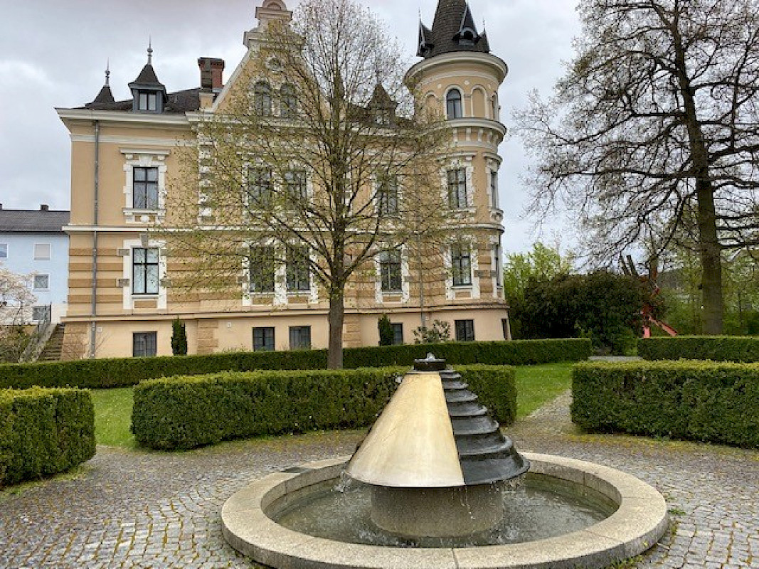 Mayer Peter, Energie des Wassers fließen und stauen, 1995, Bronze, Messing und Granit, 165 cm hoch, 350 cm Durchmesser