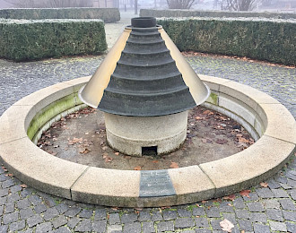 Mayer Peter, Energie des Wassers fließen und stauen, 1995, Bronze, Messing und Granit, 165 cm hoch, 350 cm Durchmesser