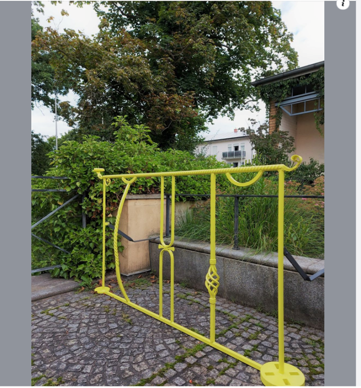 Fred Ziegler, Velostand, 2021, Stahl verzinkt und pulverbeschichtet, 107 x 175 x 20 cm