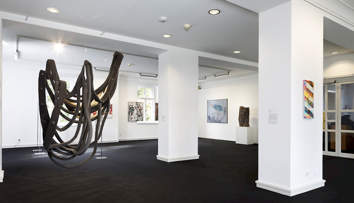 Ansicht Ausstellungsraum EG, im Mittelpunkt Barbara Sophie Höcherl: Instabiles System III, 2019, Foto: Clemens Mayer