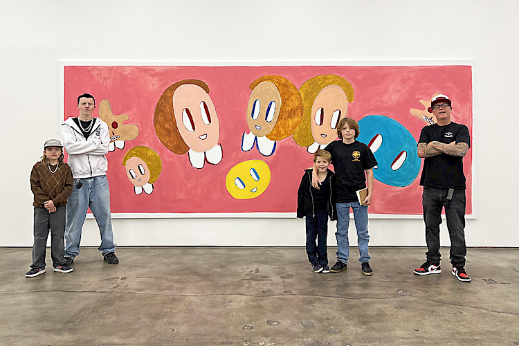 Kaylash, Ocean, Timber, Maitree and Jayme in front of André Butzer „Ohne Titel (für Walter Zimmermann)“, 2021, Los Angeles, November 2022. Courtesy the artist