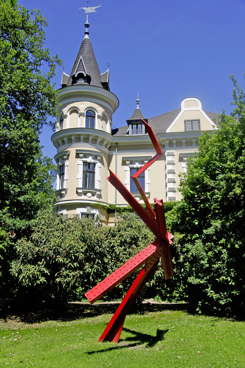 Villa Kebbel mit Klaus Caspers Tänzer ©Herbert Bürger