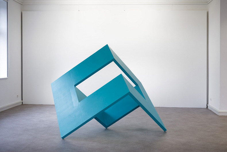 Madeleine Boschan, Claiming space without ever taking space from space, 2024, acrylic, champagne chalk, medium density fiberboard, frame wood, ca. 174 x 215 x 157 cm, exhibition view 2024, Kebbel Villa, Schwandorf