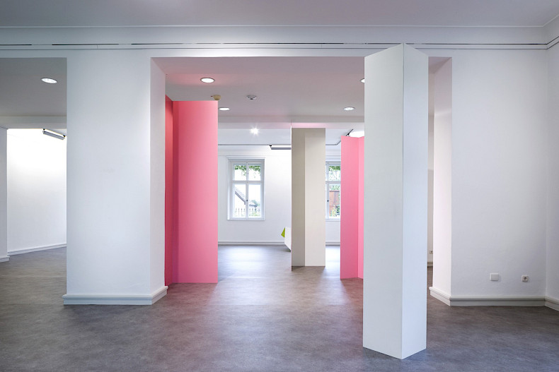 Madeleine Boschan, Claiming space without ever taking space from space, exhibition view 2024, Kebbel Villa, Schwandorf