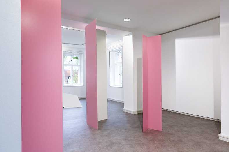 Madeleine Boschan, Claiming space without ever taking space from space, exhibition view 2024, Kebbel Villa, Schwandorf