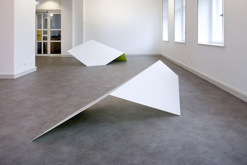 Madeleine Boschan, T622, 2022, painted aluminum, 96 x 258 x 178 cm & T222, 2022, painted aluminum, 70,5 x 220 x 148 cm, exhibition view 2024, Kebbel Villa, Schwandorf