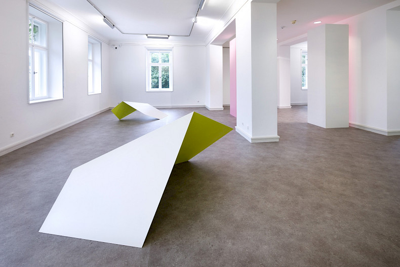 Madeleine Boschan, Claiming space without ever taking space from space, exhibition view 2024, Kebbel Villa, Schwandorf