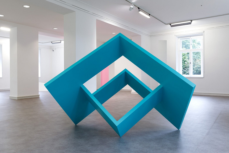 Madeleine Boschan, Claiming space without ever taking space from space, exhibition view 2024, Kebbel Villa, Schwandorf