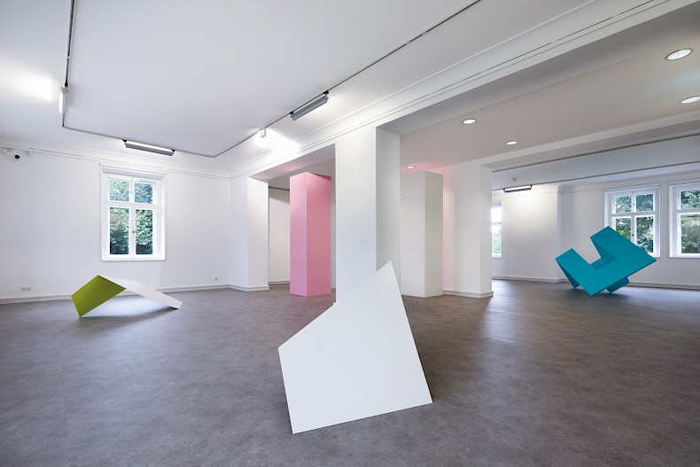 Madeleine Boschan, Claiming space without ever taking space from space, exhibition view 2024, Kebbel Villa, Schwandorf