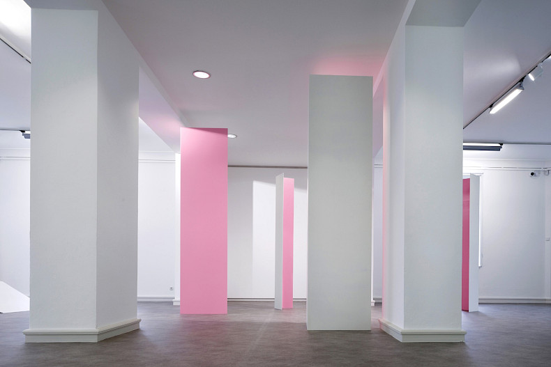 Madeleine Boschan, Somewhere I have never travelled, gladly beyond any experience II (Parataxe), 2024, painted aluminum, ca. 300 x 535 x 335 cm (four parts), exhibition view 2024, Kebbel Villa, Schwandorf