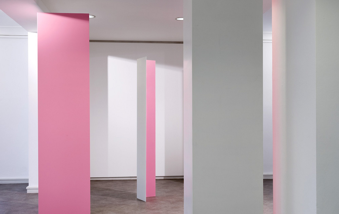 Madeleine Boschan, Somewhere I have never travelled, gladly beyond any experience II (Parataxe), 2024, Bemaltes Aluminium, ca. 300 x 535 x 335 cm (vierteilig), Ausstellungsansicht 2024, Kebbel Villa, Schwandorf