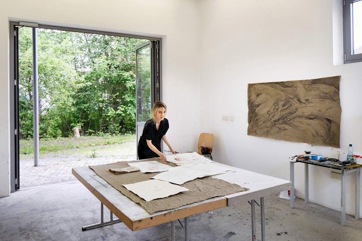 Die ukrainische Künstlerin Polina Shcherbyna in Studio Nr. 1 im Jahr 2023 (Foto: Clemens Mayer)