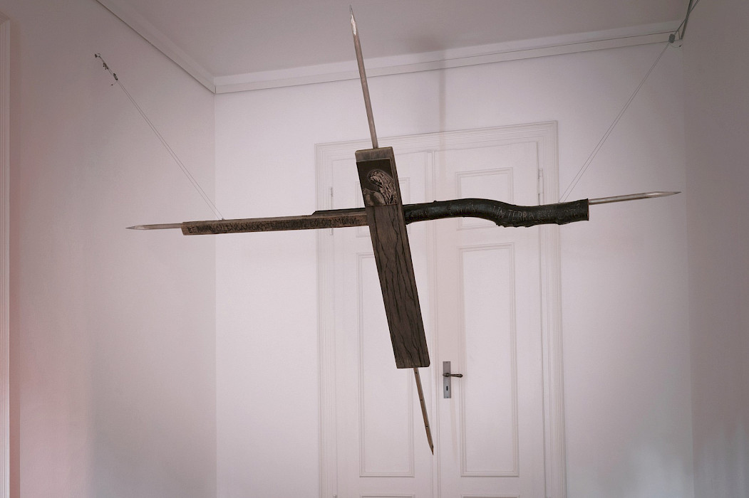 Polina Shcherbyna: Old wounds bleeding with new one as one river, 2024-25, wood burning/carving, ashes, pigments, encaustic, steel, sound, 260 × 210 cm (Photo: Clemens Mayer)