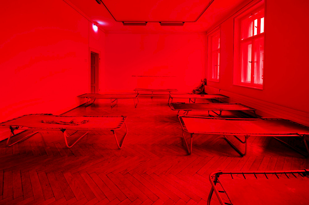 Polina Shcherbyna: Aschenglorie. The peace of emptiness, Installation Folding beds from the Soviet Union, ashes, pigments, encaustic, oil, steel, wood burning/carving, Dimensions variable (Photo: Clemens Mayer)