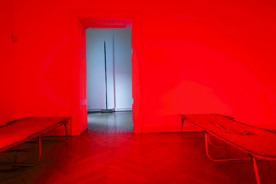 Polina Shcherbyna: Aschenglorie. The peace of emptiness, Installation Folding beds from the Soviet Union, ashes, pigments, encaustic, oil, steel, wood burning/carving, Dimensions variable (Photo: Clemens Mayer)