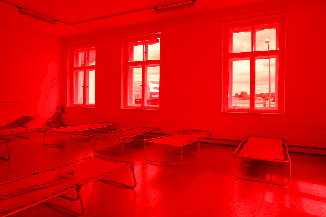 Polina Shcherbyna: Aschenglorie. The peace of emptiness, Installation Folding beds from the Soviet Union, ashes, pigments, encaustic, oil, steel, wood burning/carving, Dimensions variable (Photo: Clemens Mayer)