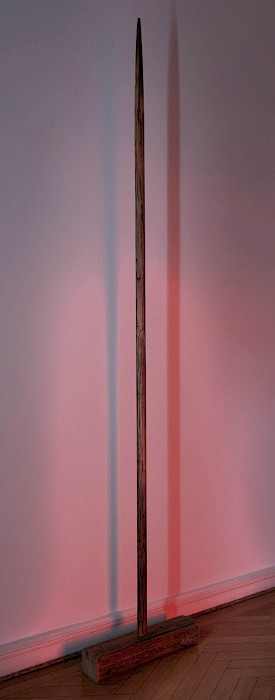 Polina Shcherbyna: Spear, 2024, Wood burning/carving, ashes, pigments, encaustic, Height: 230 cm (Photo: Clemens Mayer)