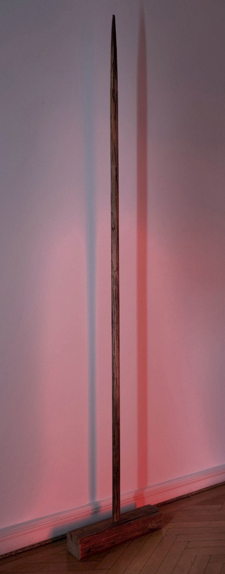 Polina Shcherbyna: Spear, 2024, Wood burning/carving, ashes, pigments, encaustic, Height: 230 cm (Photo: Clemens Mayer)