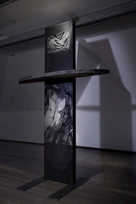 Polina Shcherbyna: Stele of misericordia, 2025, Wood burning, carving, ashes, pigments, encaustic, oil, steel, sound, 350 × 250 cm (Photo: Clemens Mayer)