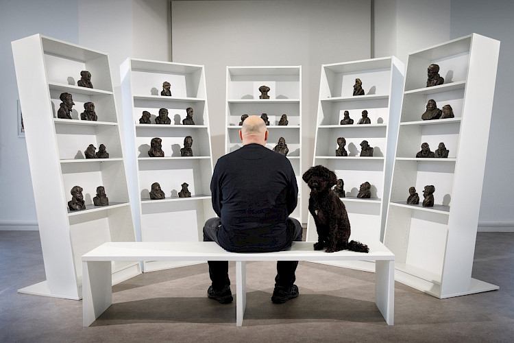 The artist Tom Biber in the exhibition “Die Perlenkette der Eliten” (© Clemens Mayer)