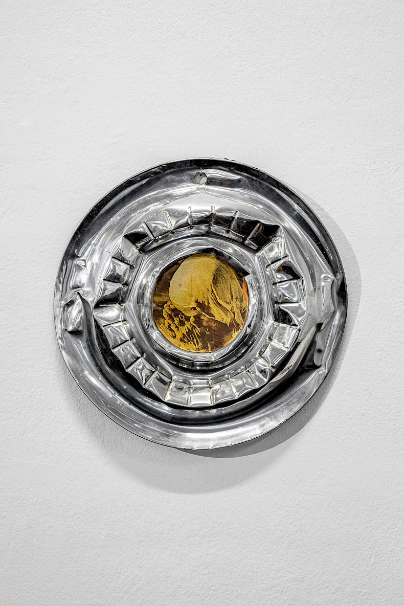 Sam Goodman: Pietà, 1962, Papiercollage auf Metall-Radkappe, Ø 38 cm (Foto: Marcus Rebmann)