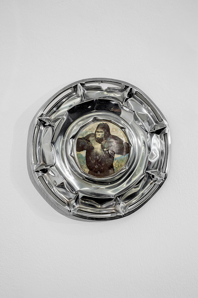 Sam Goodman: Gorilla, 1962, Papiercollage auf Metall-Radkappe, Ø 37 cm (Foto: Marcus Rebmann)