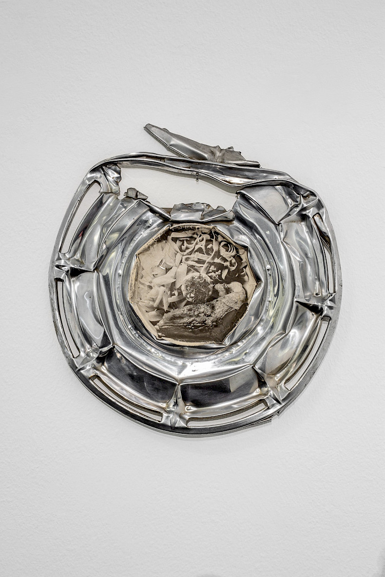 Sam Goodman: Untitled, 1962, Papiercollage auf Metall-Radkappe, Ø 37 cm (Foto: Marcus Rebmann)