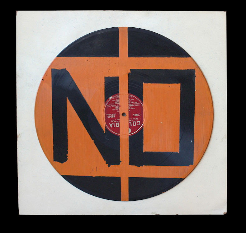 Boris Lurie: NO Record, 1962, Acrylfarbe auf Schallplatte, auf Träger montiert, Ø 36 cm (Foto: Tim Nighswander)