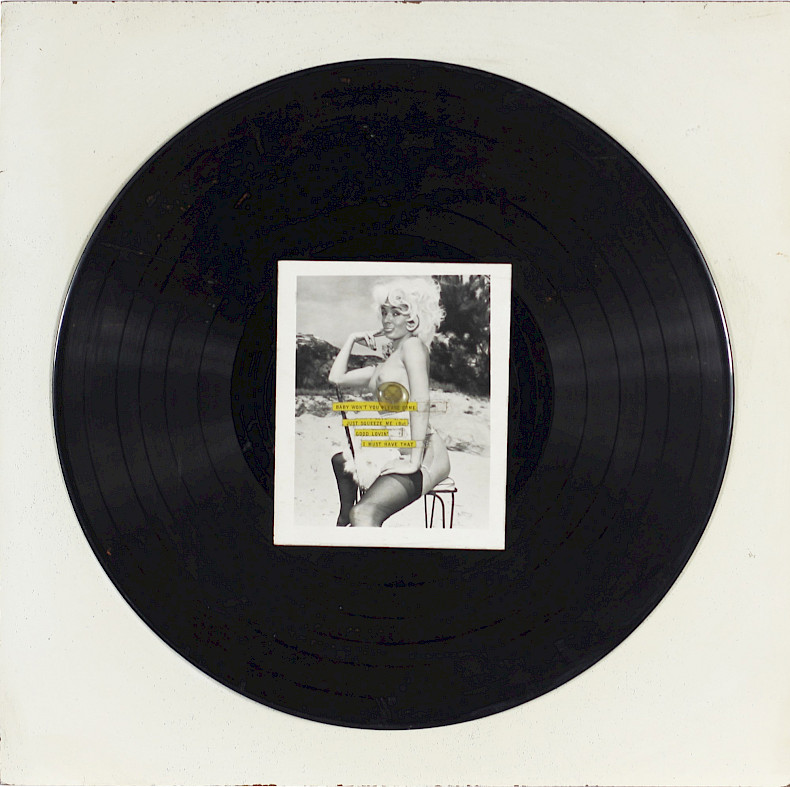 Boris Lurie: Baby Won’t You Please, 1962, Foto-, Papiercollage und Schallplatte auf Träger montiert, Ø 36 cm (Foto: Tim Nighswander)