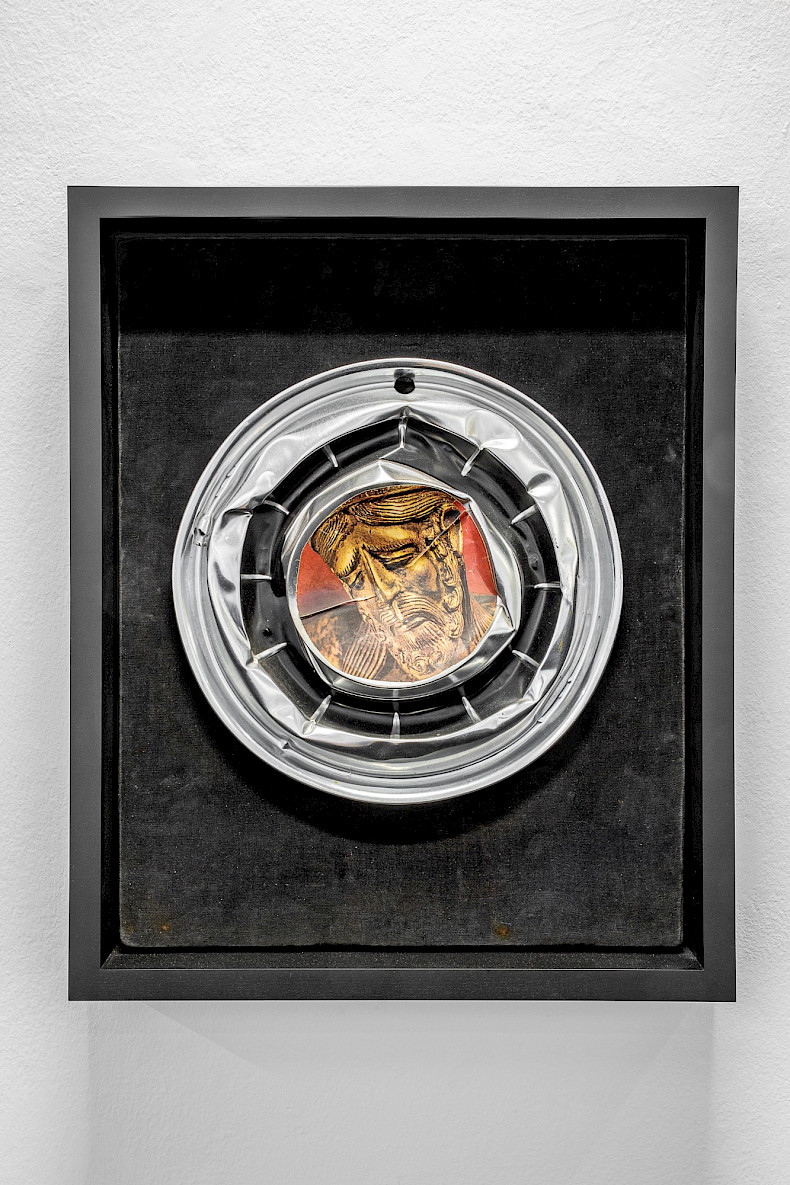 Sam Goodman: Pietà, 1962, Papiercollage auf Metall-Radkappe, Ø 38 cm (Foto: Marcus Rebmann)