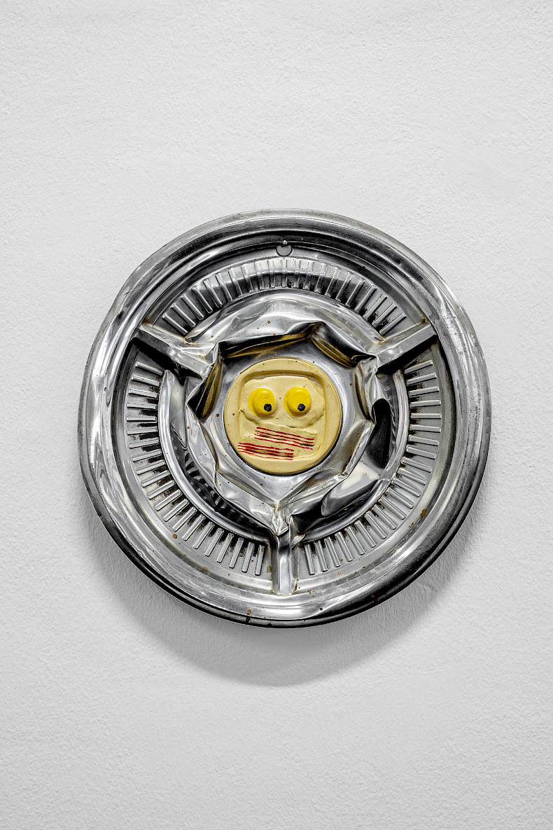 Sam Goodman: Untitled, 1962, Papiercollage auf Metall-Radkappe, Ø 37 cm (Foto: Marcus Rebmann)