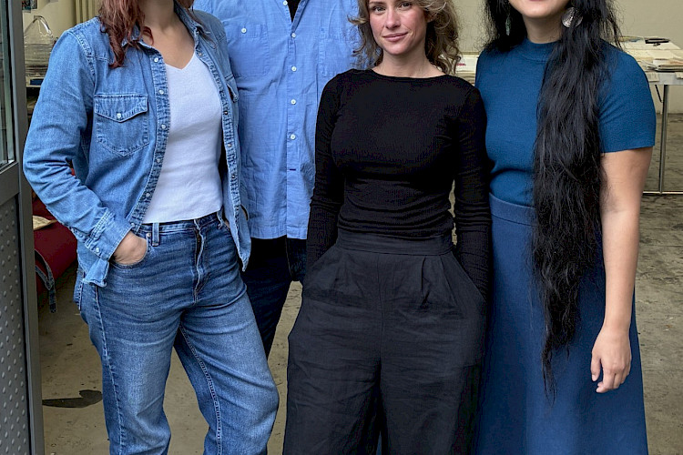 Die Künstler:innen Charlotte Rodenberg, Clifford Garstang, Adrianna Speer und Erika Ji (Foto © Daniela Siegl)
